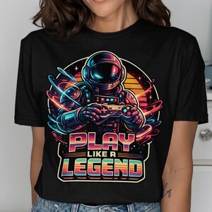 Puede incluir: Una taza de cerámica blanca con un asa negra y el texto "But First, Coffee" en negro y negrita. La taza está sobre una superficie de madera. La taza mide 10 cm de alto.