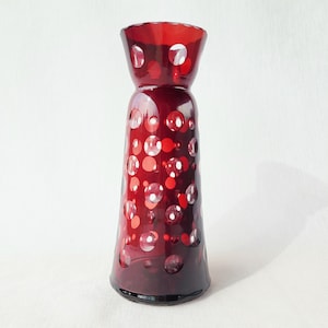 Vaso antico in vetro rosso rubino Boho, cristallo tagliato Biedermeier, vetro ceco soffiato a mano
