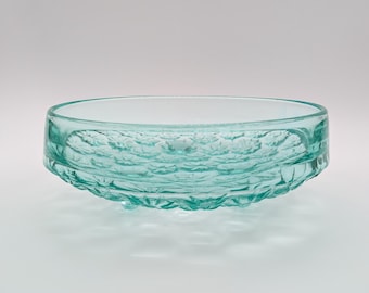 Bol de vidrio prensado azul cielo Sklo Union de mediados de siglo, diseñado por Jiri Brabec, Rosice Glassworks, Checoslovaquia; centro de mesa vintage con base y textura.