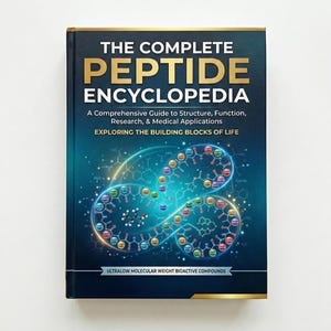 Può includere: Un libro con copertina rigida intitolato "THE COMPLETE PEPTIDE ENCYCLOPEDIA" con lettere dorate su sfondo blu scuro. La copertina presenta un grafico di strutture molecolari e il testo "EXPLORING THE BUILDING BLOCKS OF LIFE". Il libro è una guida completa.