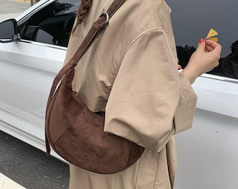 Bolso de mano de ante marrón en forma de media luna, pequeño bolso hobo minimalista vintage, elegante bolso de hombro para mujer, estilo retro chic para el día a día.