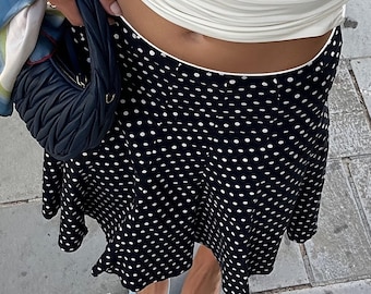 Falda midi de lunares: un look parisino coqueto y chic
