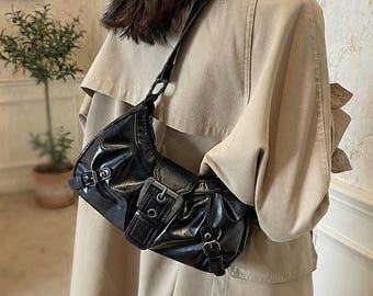 Bolso de hombro Y2K "Midnight Rebel" – Negro brillante con hebillas plateadas y diseño plisado