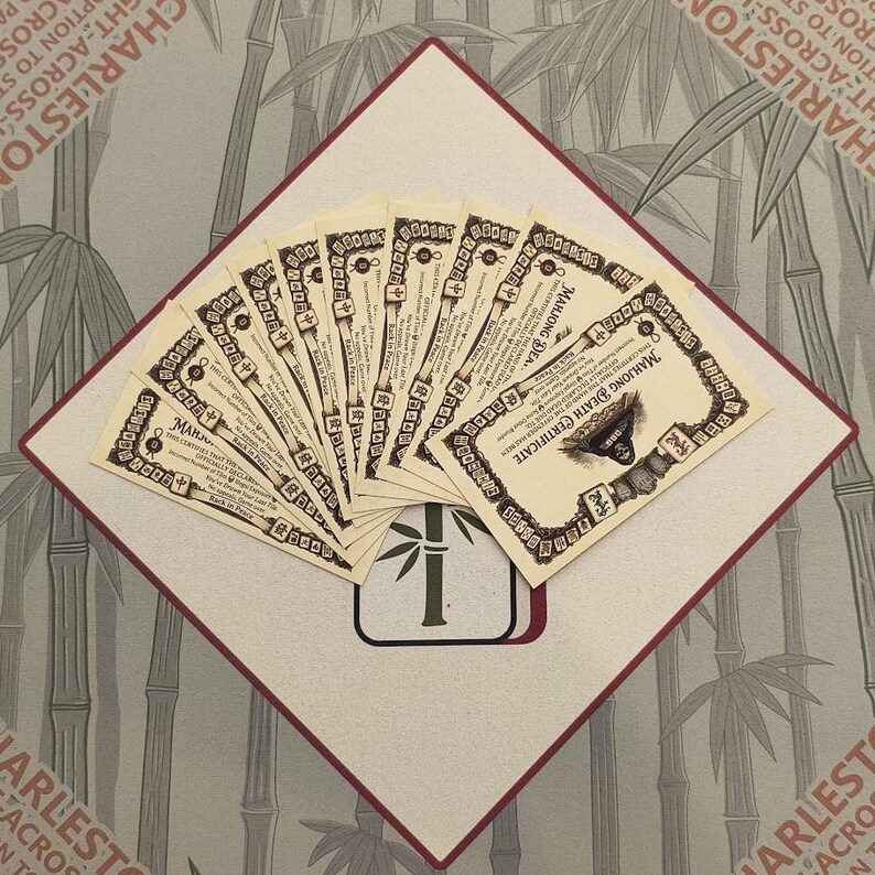 Peut inclure: Un &eacute;ventail de certificats de d&eacute;c&egrave;s Mahjong de style vintage, avec des bordures et du texte orn&eacute;s. Les certificats sont dispos&eacute;s sur un carr&eacute; blanc et rouge, avec un motif de bambou au centre. Le fond pr&eacute;sente un motif de bambou.
