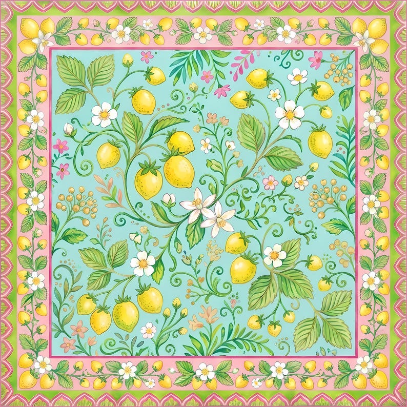K&ouml;nnte beinhalten: Quadratischer dekorativer Stoff mit einem sich wiederholenden Muster aus gelben Zitronen, gr&uuml;nen Bl&auml;ttern und wei&szlig;en Bl&uuml;ten auf hellblauem Hintergrund. Der Rand ist rosa und gr&uuml;n mit einem Zitronen- und Erdbeermotiv. Blumen- und Fruchtthema.