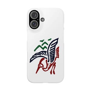 Pode incluir: Capa de telefone branca com uma ilustração estilizada de um pássaro em voo. O design incorpora elementos vermelhos, azul marinho e verdes, com as asas e o corpo do pássaro detalhados em um fundo branco. A capa tem um recorte para câmera dupla.