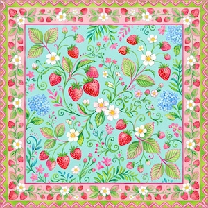 K&ouml;nnte beinhalten: Quadratisches Tuch mit einem lebendigen Erdbeermuster. Der Schal zeigt rote Erdbeeren, wei&szlig;e Bl&uuml;ten und gr&uuml;ne Bl&auml;tter auf hellblauem Hintergrund. Ein rosa-gr&uuml;ner Rand umrahmt das Design.