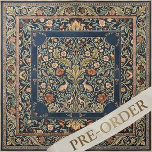 Puede incluir: Un textil cuadrado con fondo azul oscuro y un patr&oacute;n bot&aacute;nico sim&eacute;trico de hojas verde claro, flores rosas y dos conejos enfrentados en el centro. Una banda blanca diagonal muestra el texto PRE-ORDER.