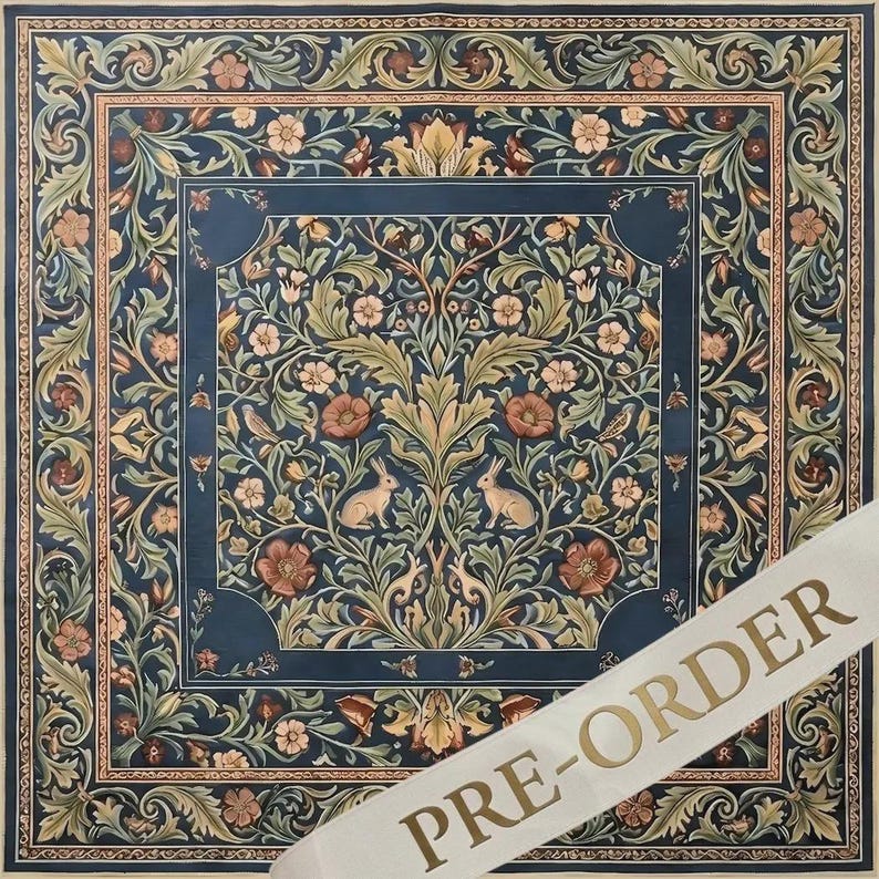 Puede incluir: Un textil cuadrado con fondo azul oscuro y un patr&oacute;n bot&aacute;nico sim&eacute;trico de hojas verde claro, flores rosas y dos conejos enfrentados en el centro. Una banda blanca diagonal muestra el texto PRE-ORDER.