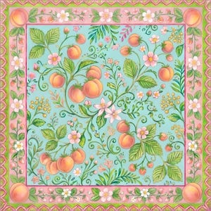 K&ouml;nnte beinhalten: Quadratisches Tuch mit hellblauem Hintergrund mit Pfirsich- und Erdbeerillustrationen. Das Design umfasst pfirsichfarbene Fr&uuml;chte, gr&uuml;ne Bl&auml;tter und wei&szlig;e Bl&uuml;ten. Der Rand ist rosa und gr&uuml;n mit Pfirsichakzenten.