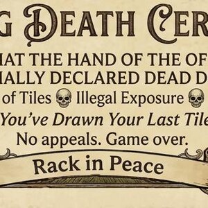Peut inclure: Certificat de d&eacute;c&egrave;s Mahjong avec des tuiles d&eacute;coratives et du texte. Le certificat indique "CERTIFIE QUE LA MAIN DU CONTREVENANT A &Eacute;T&Eacute; OFFICIELLEMENT D&Eacute;CLAR&Eacute;E MORTE EN RAISON DE: Nombre incorrect de tuiles, Exposition ill&eacute;gale, Autre erreur." Il dit aussi "Rack in Peace."