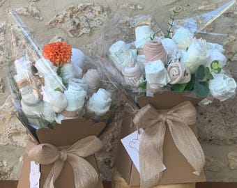 Ramo de flores y ropa de bebé hecho a mano: un regalo único para padres primerizos y para baby shower.