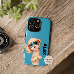 Könnte beinhalten: Hellblaue Handyhülle mit einem Cartoon-Pudel, der eine Brille trägt und eine Kaugummiblase bläst. Der Name "ALEX" ist vertikal auf der rechten Seite aufgedruckt. Ein "Custom Name"-Aufkleber befindet sich unten rechts.