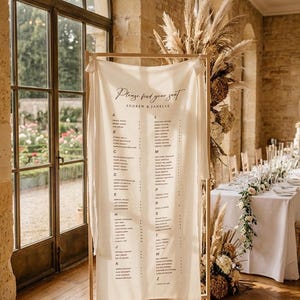 Puede incluir: Un juego de tres tazas de cerámica con un acabado moteado y mate. Las tazas son de color crema, gris claro y gris oscuro. Cada taza tiene un diseño simple y minimalista y un asa redondeada.