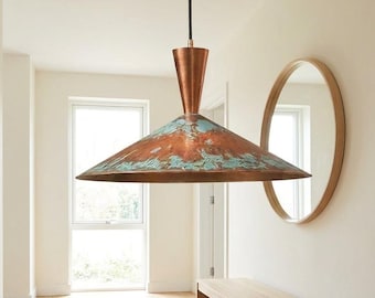 Ręcznie robiona lampa wisząca z miedzi w kolorze patyny - ręcznie robiony klosz stożkowy z wykończeniem w kolorze postarzanej patyny