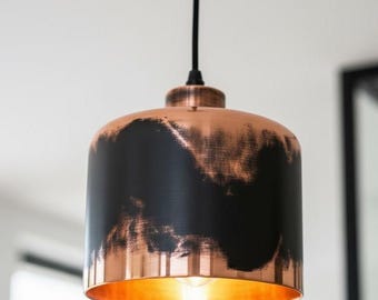 Ręcznie wykonana lampa wisząca z kopułą ze szczotkowanej miedzi z matowym, czarnym wykończeniem zewnętrznym w patynowym kolorze