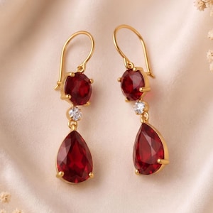 Pendientes de rubí sintético en forma de lágrima, chapados en oro, con detalles de circonita.