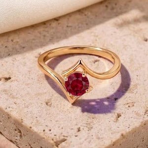 Anillo solitario de rubí redondo natural en forma de V, anillo de promesa minimalista chapado en oro de 18 quilates