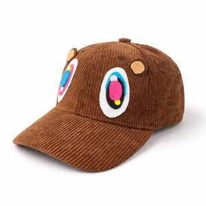 Könnte beinhalten: Braune Cord-Baseballkappe mit einem Cartoon-Bärengesicht. Die Kappe hat einen gebogenen Schirm und kleine Bärenohren. Ein lustiges und einzigartiges Accessoire.