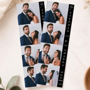 Peut inclure: Une bande photo verticale présentant quatre cadres d'un couple en tenue de mariage. Le côté droit comporte une bordure noire avec le texte STEPHAN & AMANDA et la date 06 20 2028. Le couple est montré dans diverses poses ludiques, riant et faisant des grimaces.