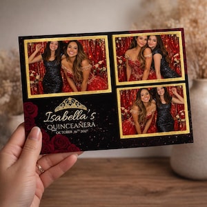 Peut inclure: Une carte d'invitation de Quinceañera avec quatre photos encadrées de jeunes femmes en robes de soirée. La carte a un fond noir avec des accents dorés, des roses rouges et le texte "Isabella's Quinceañera October 16th 2027."
