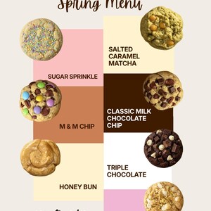 K&ouml;nnte beinhalten: Speisekarte der B&auml;ckerei mit verschiedenen Keksen: Sugar Sprinkle, Salted Caramel Matcha, M&M Chip, Classic Milk Chocolate Chip, Honey Bun, Triple Chocolate und Lemon Cheesecake. Mit QR-Code zum Bestellen.