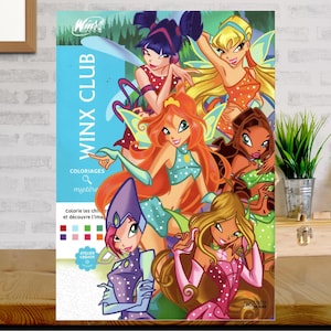 Puede incluir: Un libro para colorear de Winx Club con seis personajes de hadas animados con trajes y alas coloridos. La portada muestra el texto Winx Club, Coloriages mystère y Atelier Créatif, junto con una cuadrícula de pequeños cuadrados de colores.