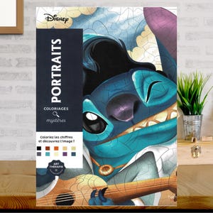 Op de afbeelding: Een Disney Portraits mysterie-kleurboek met een grote illustratie van het blauwe personage Stitch die op een houten ukelele speelt. De kaft bevat de tekst Portraits, Coloriages mystères en een kleurenpaletgids voor de activiteit.