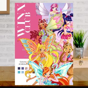 Puede incluir: Una portada de libro para colorear de Winx Club con cinco personajes de hadas animados con alas y trajes coloridos. El diseño incluye un panel vertical rosa con texto en blanco, una paleta de colores y texto en francés en la esquina inferior.