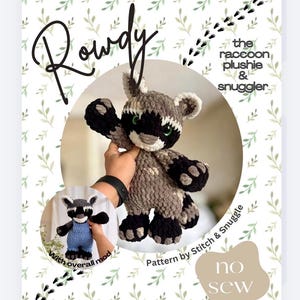 Op de afbeelding: Een omslag voor een haakpatroon met een handgemaakt wasbeerknuffel. De wasbeer is grijs, zwart en wit, met het woord "Rowdy" in cursief. De tekst "the raccoon plushie & snuggler" is ook zichtbaar. De achtergrond heeft een bladerenpatroon.