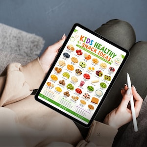 Pu&ograve; includere: Un tablet digitale che mostra un'infografica colorata intitolata Kids Healthy Snack Ideas, con una griglia di vari alimenti come frutta, verdura e cereali, insieme a sezioni di testo che forniscono consigli sugli spuntini e informazioni nutrizionali.