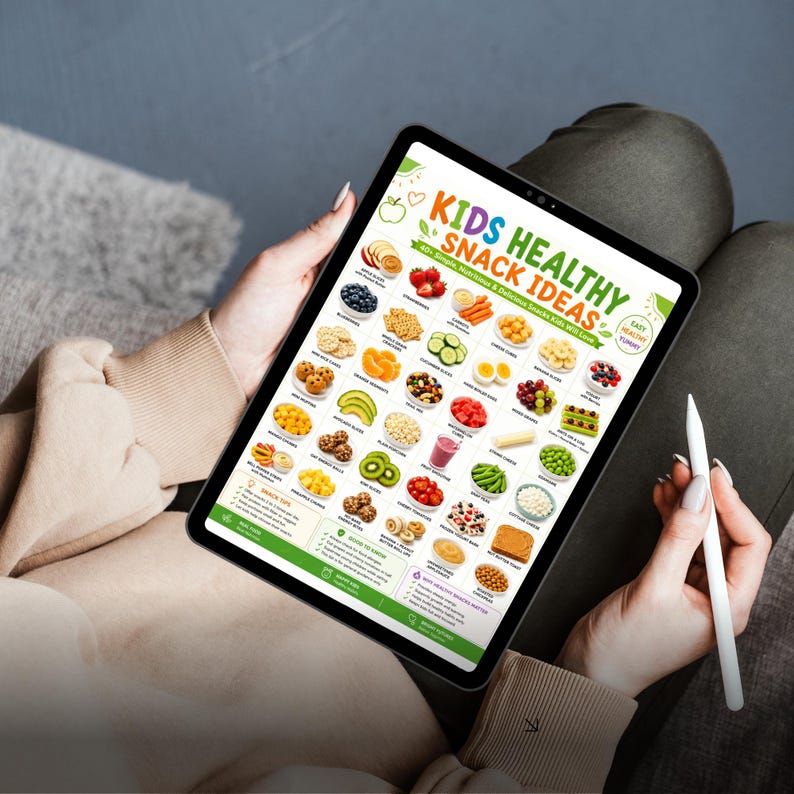 Pu&ograve; includere: Un tablet digitale che mostra un'infografica colorata intitolata Kids Healthy Snack Ideas, con una griglia di vari alimenti come frutta, verdura e cereali, insieme a sezioni di testo che forniscono consigli sugli spuntini e informazioni nutrizionali.