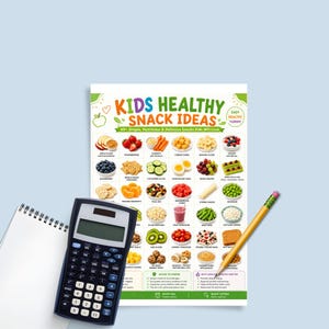 Pu&ograve; includere: Un foglio informativo bianco intitolato Kids Healthy Snack Ideas con illustrazioni colorate di vari alimenti, una calcolatrice digitale nera, una matita gialla e un quaderno a spirale bianco su uno sfondo azzurro.