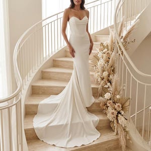 Vestido de novia de sirena sin tirantes, de satén, minimalista, ajustado, sencillo y elegante, para bodas de verano.