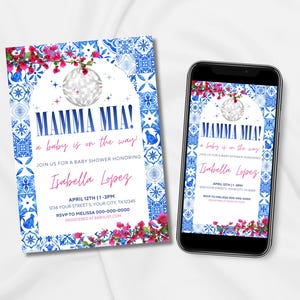 以下が含まれることがあります： 青と白のタイルのデザインのベビーシャワーの招待状。「MAMMA MIA！a baby is on the way！」と書かれており、Isabella Lopezの名前、日付、時間、場所が含まれています。スマートフォンにも同じ招待状が表示されています。