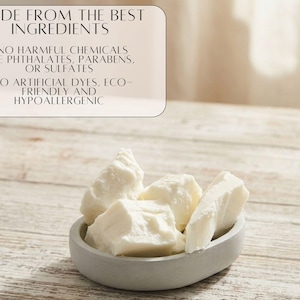 Puede incluir: Una taza de cer&aacute;mica blanca con un asa negra y el texto "But First, Coffee" en negrita negra. La taza se encuentra sobre un fondo neutro, resaltando su dise&ntilde;o simple.