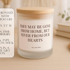 Puede incluir: Vela de cristal esmerilado con tapa de bamb&uacute;. La vela mide 7,6 cm de ancho y 8,9 cm de alto, con un tiempo de combusti&oacute;n de 35 horas. El texto de la vela dice: "Pueden estar lejos de casa, pero nunca de nuestros corazones."
