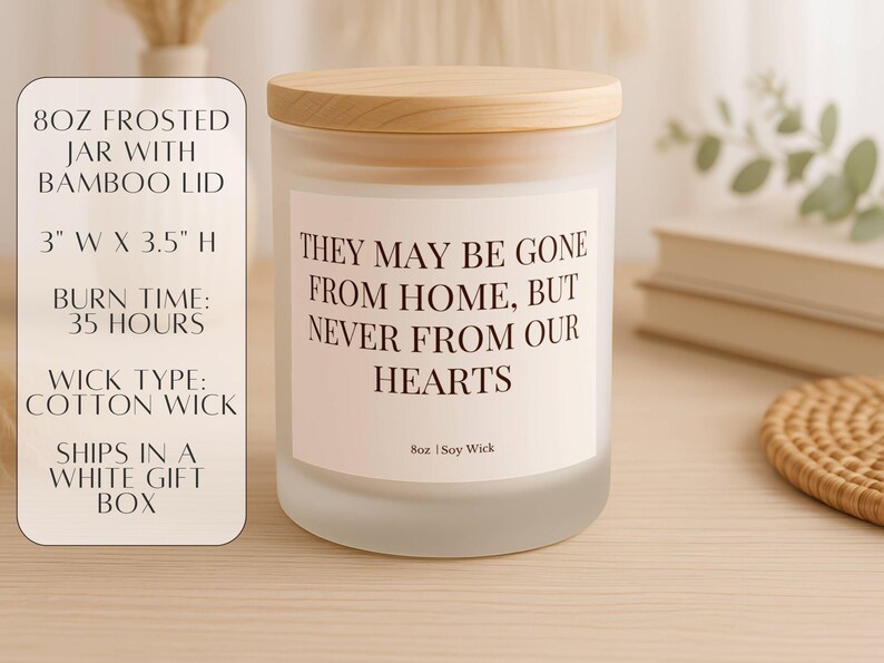 Puede incluir: Vela de cristal esmerilado con tapa de bamb&uacute;. La vela mide 7,6 cm de ancho y 8,9 cm de alto, con un tiempo de combusti&oacute;n de 35 horas. El texto de la vela dice: "Pueden estar lejos de casa, pero nunca de nuestros corazones."