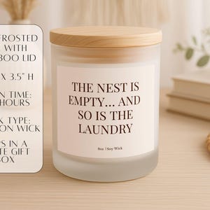 Puede incluir: Tarro de vela de vidrio esmerilado con tapa de bamb&uacute;. La vela mide 7,6 cm de ancho y 8,9 cm de alto, con un tiempo de combusti&oacute;n de 35 horas. El texto de la vela dice: "THE NEST IS EMPTY... AND SO IS THE LAUNDRY."