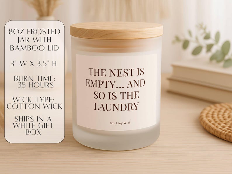 Puede incluir: Tarro de vela de vidrio esmerilado con tapa de bamb&uacute;. La vela mide 7,6 cm de ancho y 8,9 cm de alto, con un tiempo de combusti&oacute;n de 35 horas. El texto de la vela dice: "THE NEST IS EMPTY... AND SO IS THE LAUNDRY."