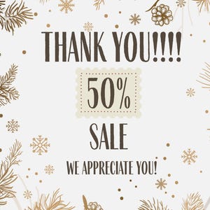 Puede incluir: Un fondo blanco con texto marr&oacute;n que dice "&iexcl;GRACIAS!!!!" y "50% REBAJAS". La imagen tiene un dise&ntilde;o tipo sello con el porcentaje. La imagen tambi&eacute;n tiene ilustraciones de agujas de pino, pi&ntilde;as y copos de nieve.