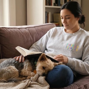 Sudadera de cuello redondo multicolor con texto "Life" de técnico de farmacia / Escritura bordada minimalista