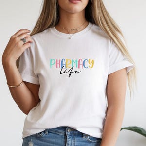 Camiseta de vida farmacéutica / Camisa de trabajo médico con escritura colorida