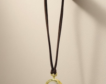Step back in time with this exquisite and functional vintage inspired magnifying glass necklace