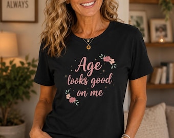 花柄の「年齢は私に似合う」Tシャツ、中年期の自信Tシャツ、ポジティブなエイジングギフト（女性向け）
