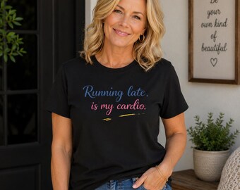 遅刻は私の有酸素運動Tシャツ｜おもしろいレディースグラフィックTシャツ｜中年ユーモアTシャツ