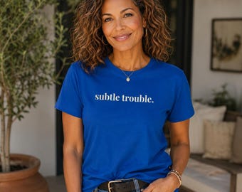 サトル・トラブルTシャツ｜ミッドライフユーモアTシャツ、生意気な女性向けトップス
