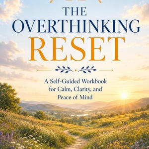 Op de afbeelding: Een boekomslag met de titel The Overthinking Reset: A Self-Guided Workbook for Calm, Clarity, and Peace of Mind. De tekst is gecentreerd boven een landschap van een zandpad dat door een veld met wilde bloemen naar een zonsondergang leidt.