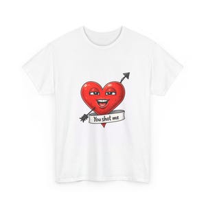 Puede incluir: Camiseta blanca con un corazón rojo de dibujos animados atravesado por una flecha. El corazón tiene una cara sonriente y una pancarta que dice "You shot me". El diseño es una versión lúdica del amor y las relaciones.