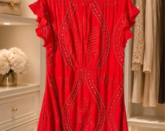 Vestido rojo adornado de Free People, talla M: un estilo divertido, precioso y atemporal para todas las edades, con detalles elegantes y un look boho-chic único.